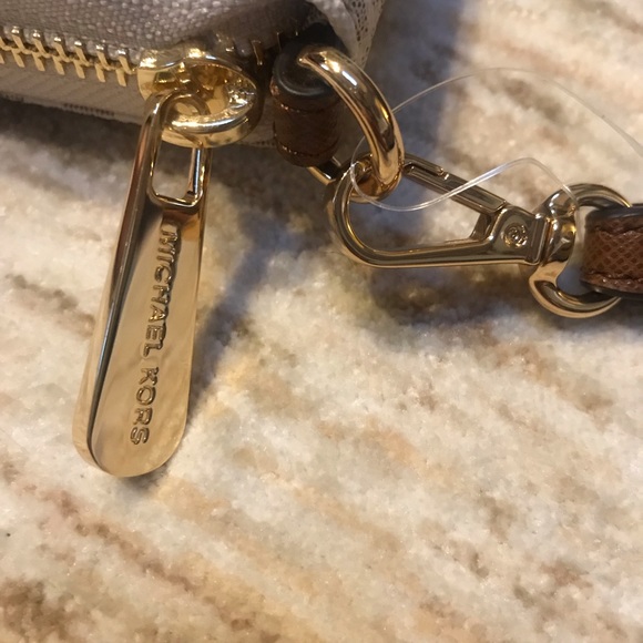 ❌SOLD❌NWT Michael Kors Lg Travel Wallet/Wristlet - Picture 6 of 8